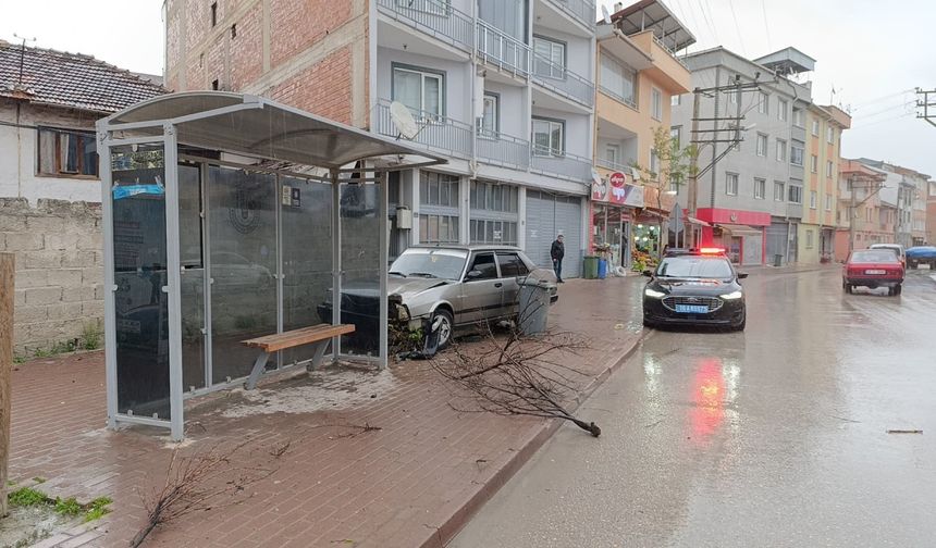 Polisten kaçan ehliyetsiz sürücünün kullandığı otomobil durağa çarptı