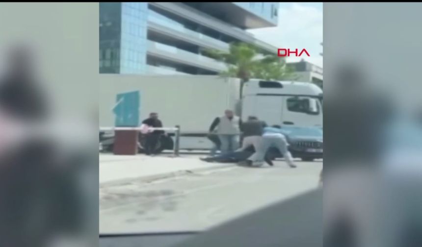 İzmir trafiğinde satırlı kavga; 1 yaralı