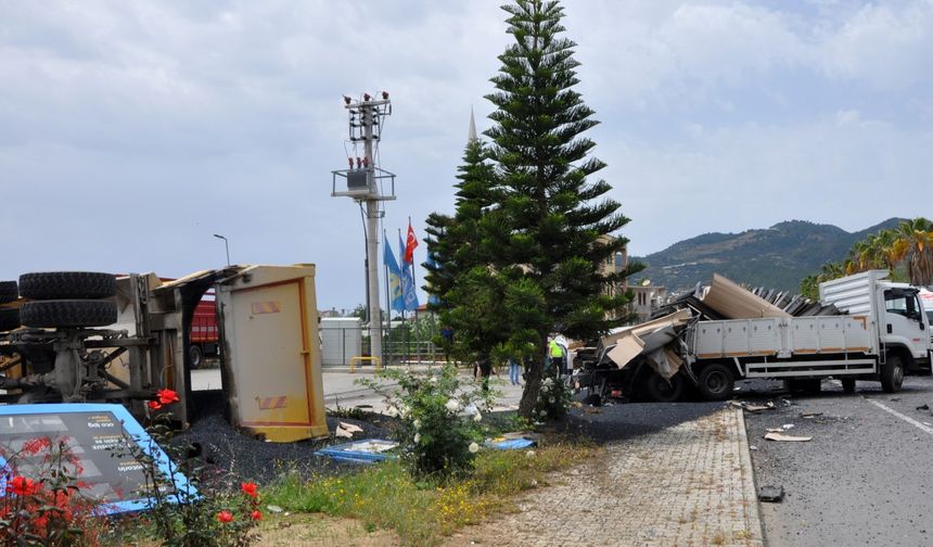 Sıcak asfalt yüklü kamyon, kamyonete çarpıp akaryakıt istasyonuna devrildi
