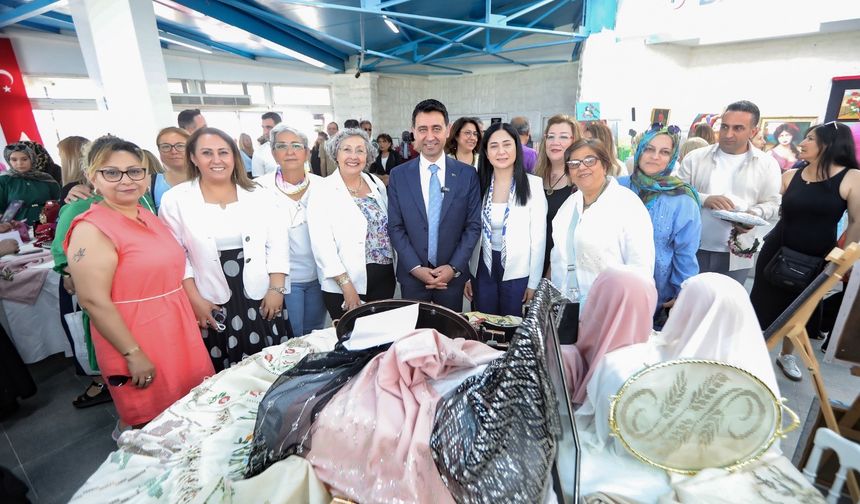 Bayraklı’da üreten kadınlar el sanatlarını sergiledi