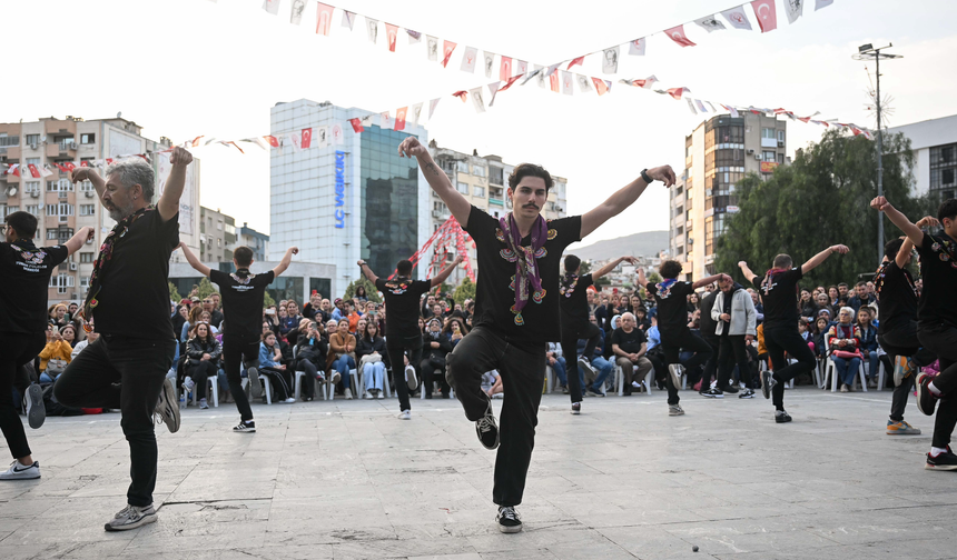 Dansın ritmi Cumhuriyet Meydanı’nda yükseldi