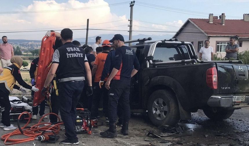 Uşak'ta kamyonet ile otomobil çarpıştı: 1 ölü, 1 yaralı