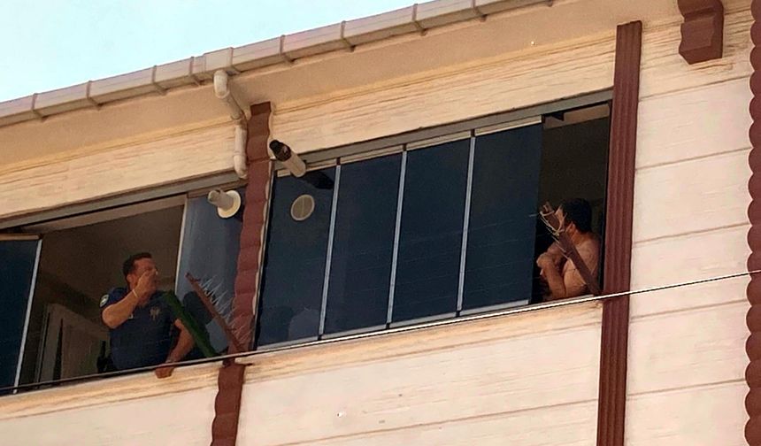 Eşiyle tartıştı, 4 aylık oğlunu pencereden atmaya kalktı