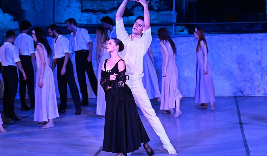 İzmir'de sanat rüzgarı: Efes Opera Festivali Zorba oyunuyla rekorla final yaptı