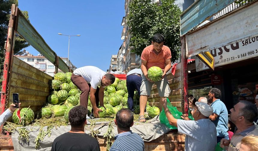 Aydın'da babasının hayrı için bir kamyon karpuz dağıttı