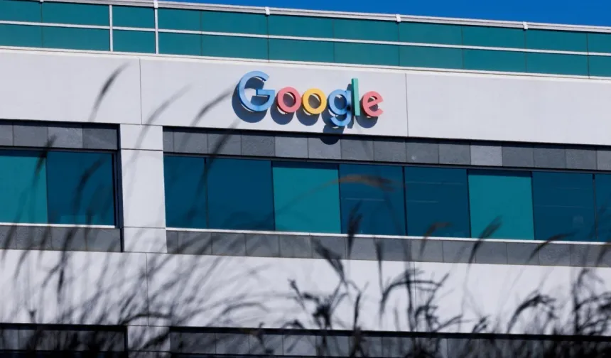 Google’dan yapay zeka hamlesi: AB yasasını imzalıyor ama ‘rekabeti öldürür’ uyarısı yapıyor