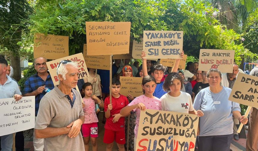 İzmir’de Yakaköy isyanı: Bir aydır susuz kalan mahalleli belediye önünde eylem yaptı!