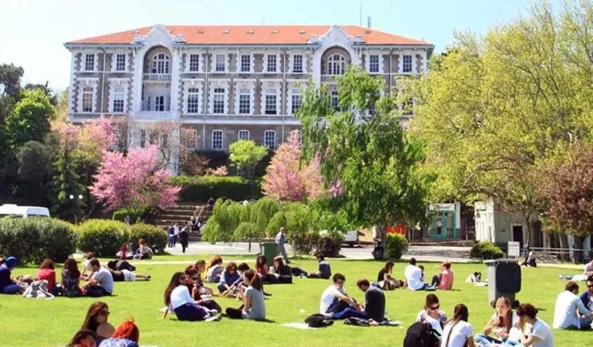 Çeşme'de üniversiteli gençlere eğitim desteği