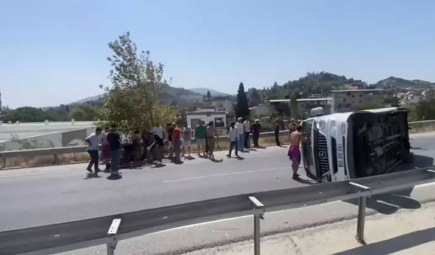 Aydın Söke'de tatil kâbusu: Tekeri patlayan tur midibüsü devrildi, 7 turist yaralandı!
