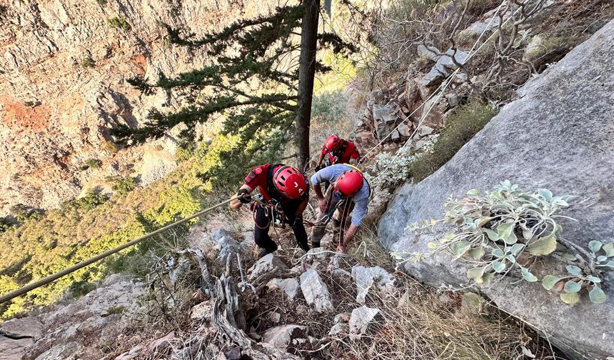 Fethiye'de kayalıklarda mahsur kalan Alman turist kurtarıldı