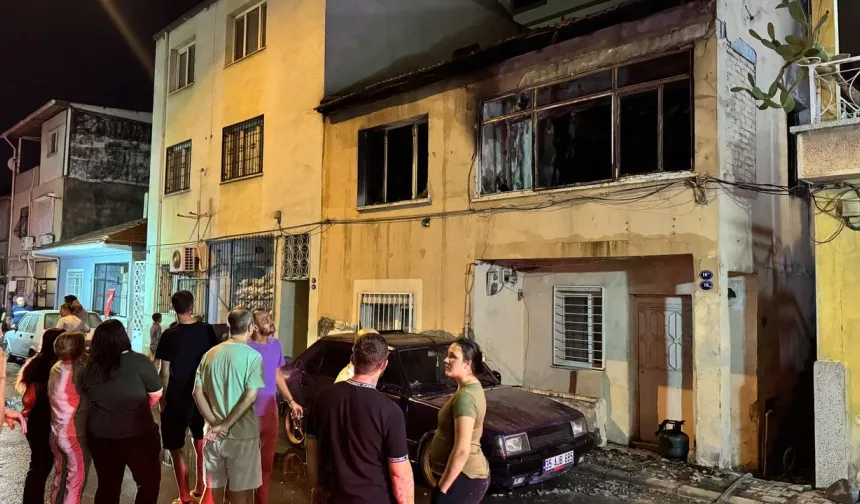 İzmir Çiğli’de 2 katlı evde yangın