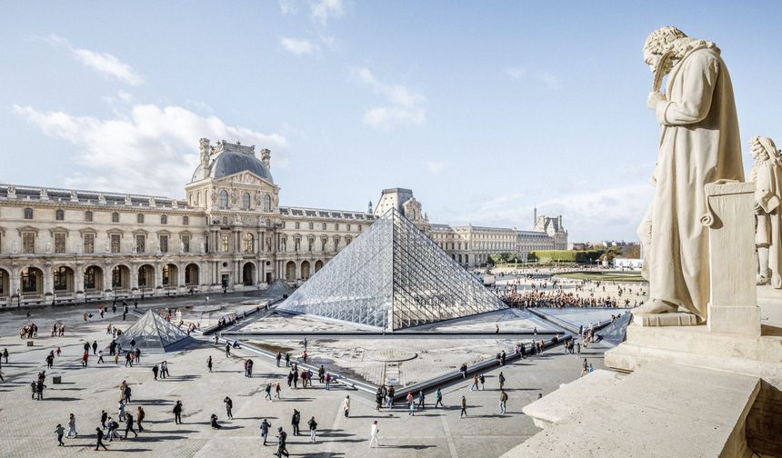 Louvre Müzesi'nde güvenlik alarmı: 88 milyon euroluk mücevherler taşındı