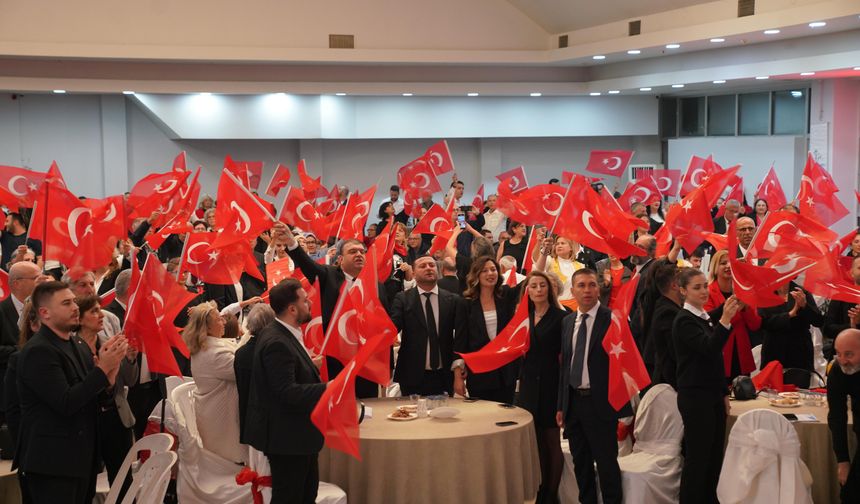 Seferihisar’da Cumhuriyet balosu: 102 yıllık gurur, sanat ve dayanışmayla kutlandı