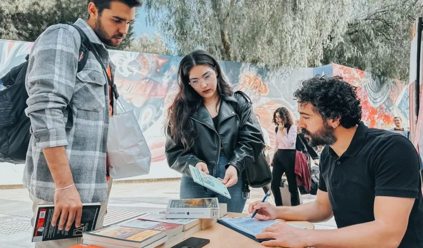 Gezici Kütüphane, Ege Üniversitesi metro durağında öğrencilerle buluşuyor