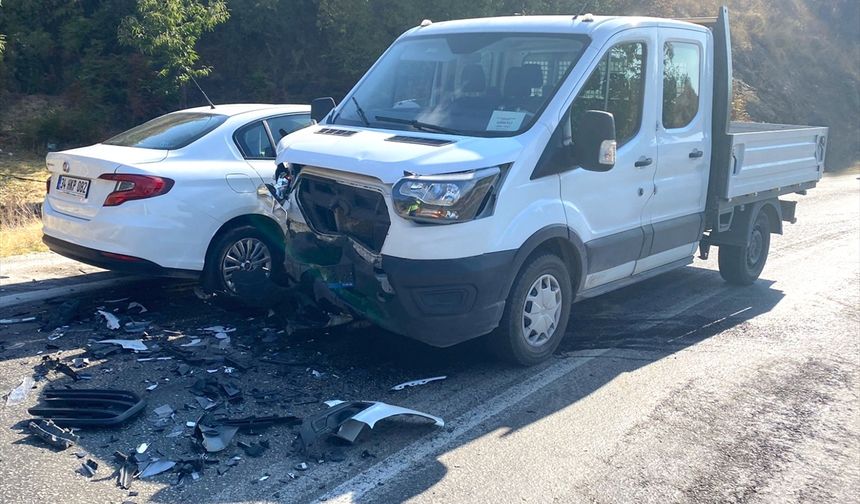 Ödemiş’te kamyonet ile otomobil çarpıştı: 6 yaralı
