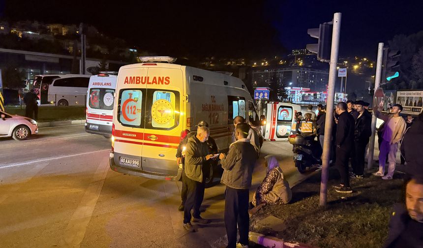 Ambulans ciple çarpıştı, 3 sağlık personeli yaralandı