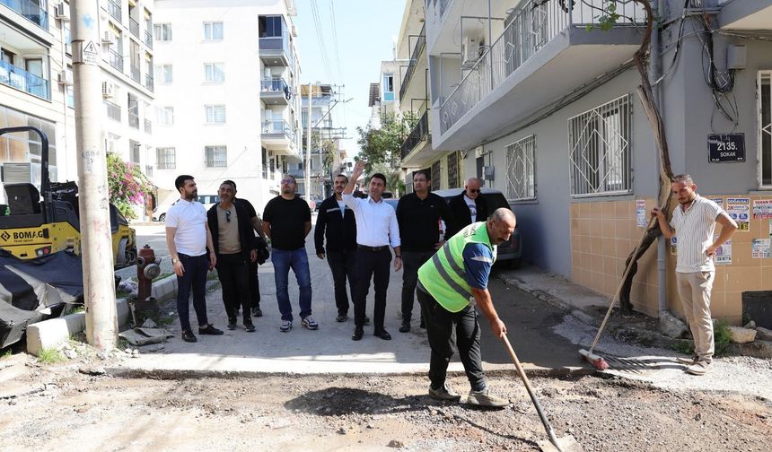 Bayraklı'da Başkan Önal, asfalt çalışmalarını yerinde inceledi