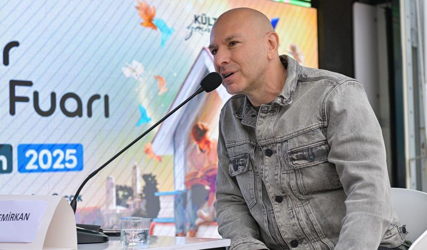 Demir Demirkan bu kez edebiyat sahnesinde hayranlarıyla buluştu