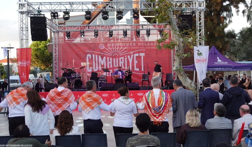 Cumhuriyet ruhu Menderes sokaklarını doldurdu