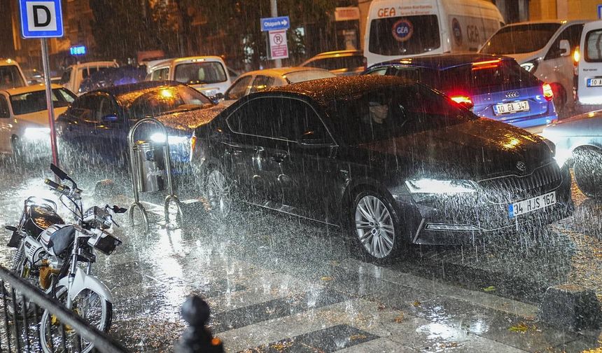 Sındırgı’da deprem sonrası sağanak hayatı olumsuz etkiledi