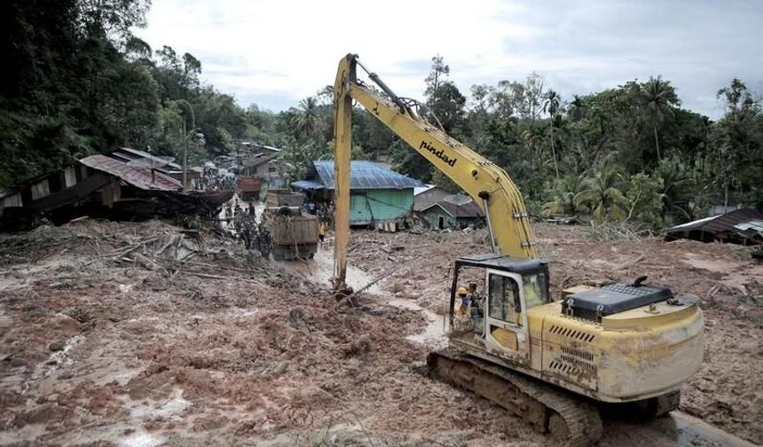 Endonezya’da sel ve toprak kaymalarında can kaybı 303’e yükseldi