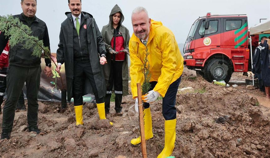 Menemen’de fidanlar yeşil vatan için toprakla buluştu