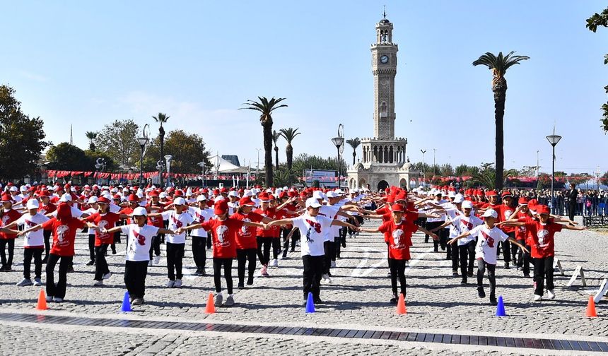 İzmir'de Cumhuriyet'in 102. yıl dönümü kutlandı