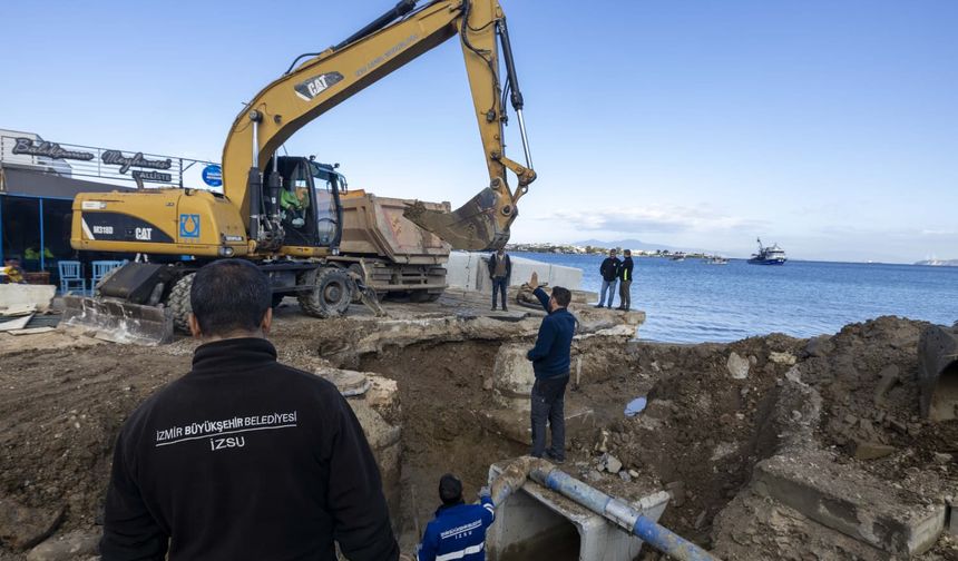 İzmir Foça'da kanal taşkını önledi
