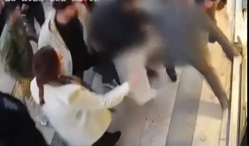 Çarşıda dehşet! Gözü dönmüş cani, kadını defalarca bıçakladı