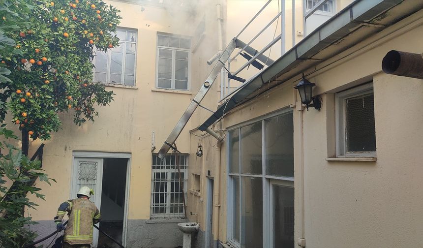 Ödemiş’te metruk binayı saran alevler paniğe neden oldu