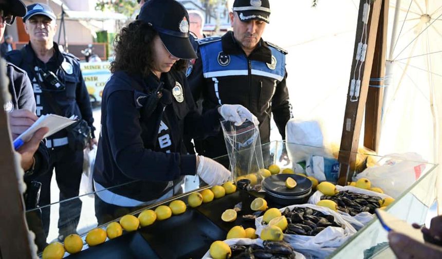 Kuşadası'nda sokak lezzetleri satılan yerler denetlendi