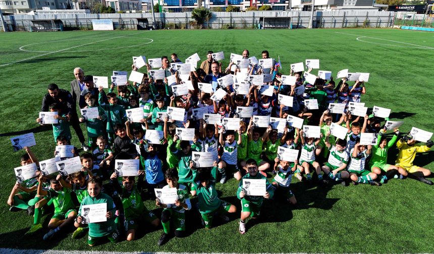 Bornovalı minikler Atatürk için sahaya çıktı