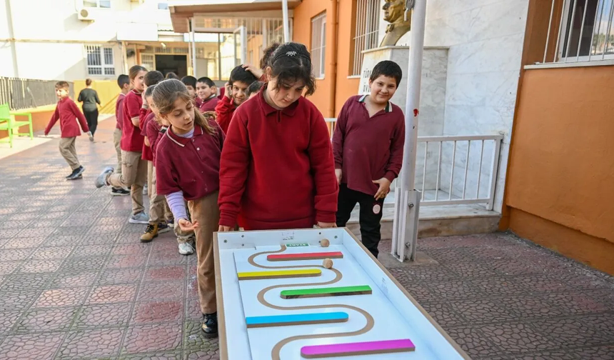Bornova’da okullara yeni destek: Zekâ geliştirici oyuncaklar öğrencilerle buluştu