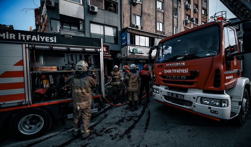 Bornova’da iş hanında korku dolu anlar: 12 kişi alevlerin arasından çıkarıldı