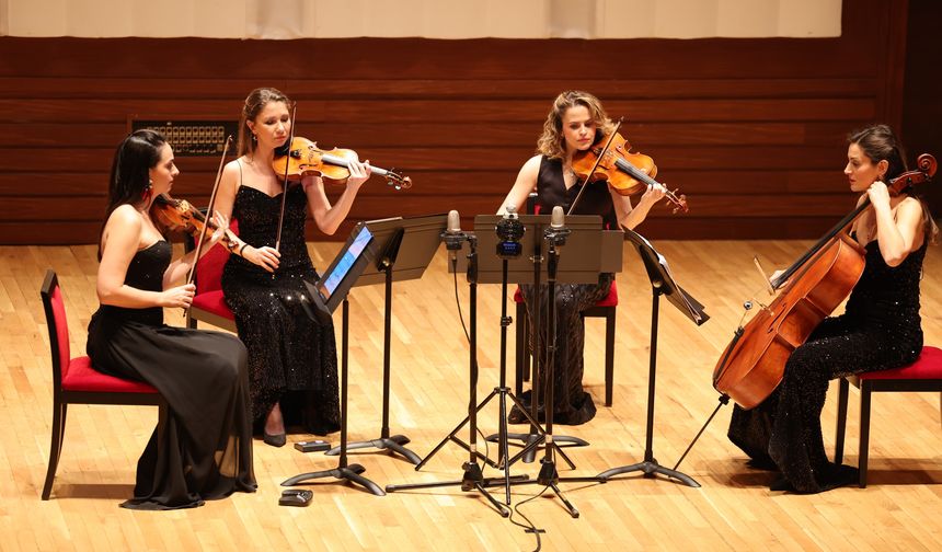 Türk bestecilerinin eserleri dakikalarca ayakta alkışlandı