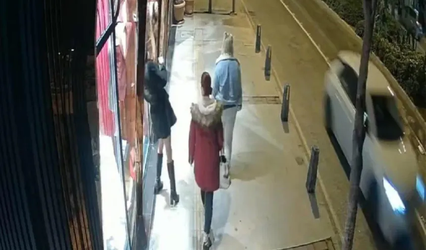 İzmir’de ilginç olay: Alkollü bir kişi iş yerinin vitrin camını başıyla kırdı