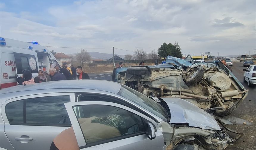 Afyonkarahisar'da iki otomobilin çarpıştığı kazada 7 kişi yaralandı