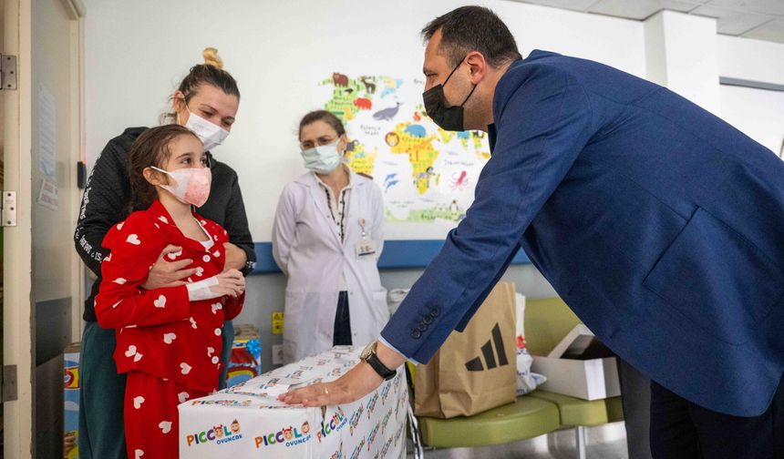 Başkan Eşki’den Ege Üniversitesi’nde tedavi gören çocuklara yeni yıl ziyareti