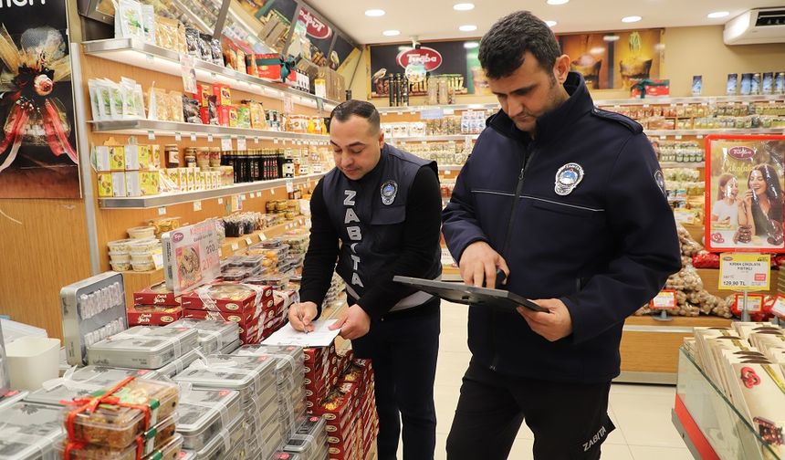 İzmir Menderes’te yeni yıl öncesi sıkı takip: Zabıta ekipleri çarşı pazarda kuş uçurtmuyor