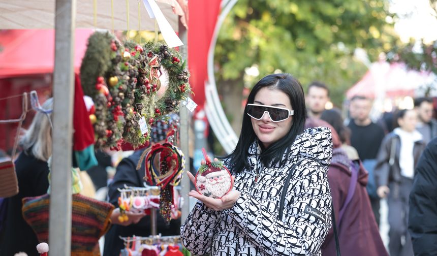 Konak’ta yılbaşı bereketi: Kadın emeği Dominik Caddesi’ni şenlik alanına çevirdi