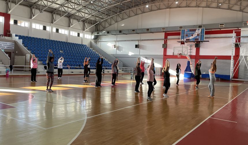 Narlıdere’de kadınlar sağlıklı yaşama aerobik ile adım atıyor