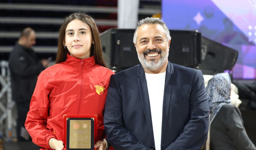 Göztepe’nin genç eskrimcisi Eylül Bedük’e “Sporun Enleri” ödülü