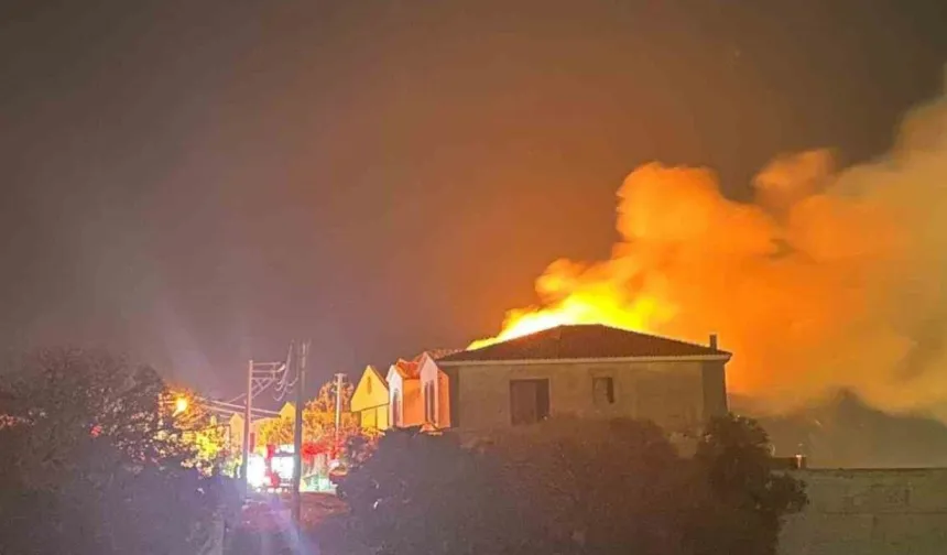 İzmir’de villa yangını paniği: Çeşme’de alevler yükseldi