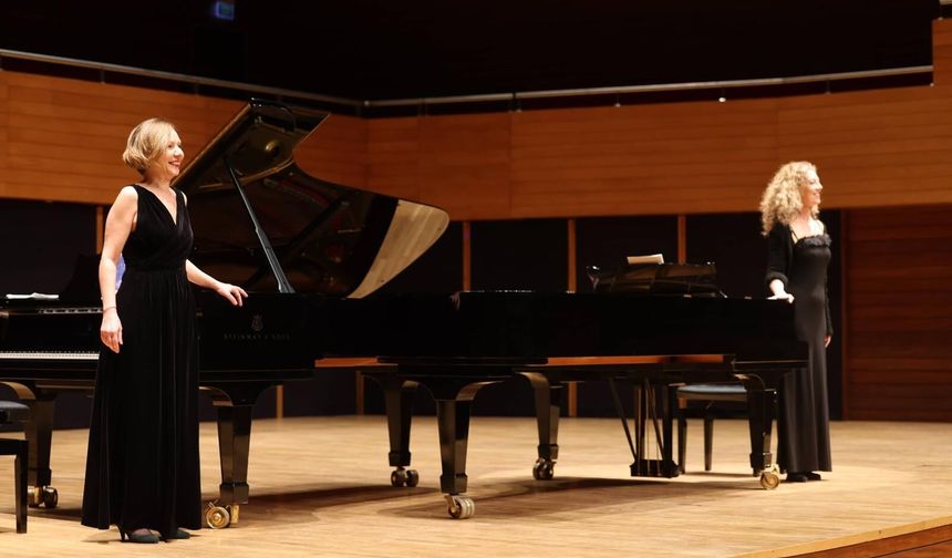 İki piyano, iki kültür: AASSM’de duygusal konser