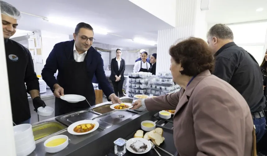 İzmir’de dayanışmayı büyüten adım: Kent Lokantası’ndan sıcak yemekler kapı kapı ulaşıyor