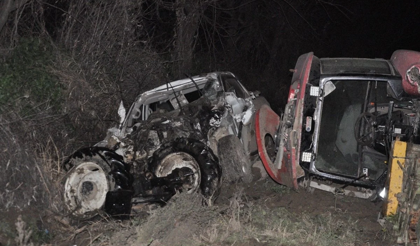 Ödemiş’te feci kaza: Traktör ile pikap kafa kafaya çarpıştı
