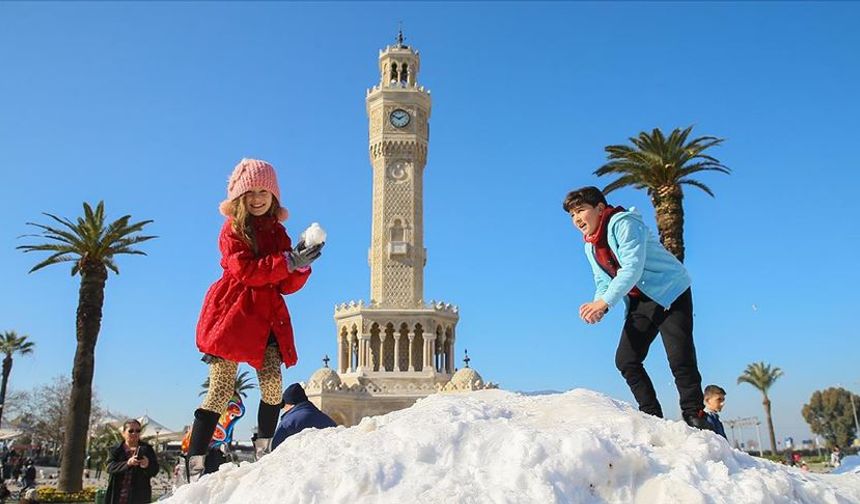 İzmir’e kar dalgası geliyor: Yüksekler beyaza bürünecek, merkezde kar sınırı düşüyor