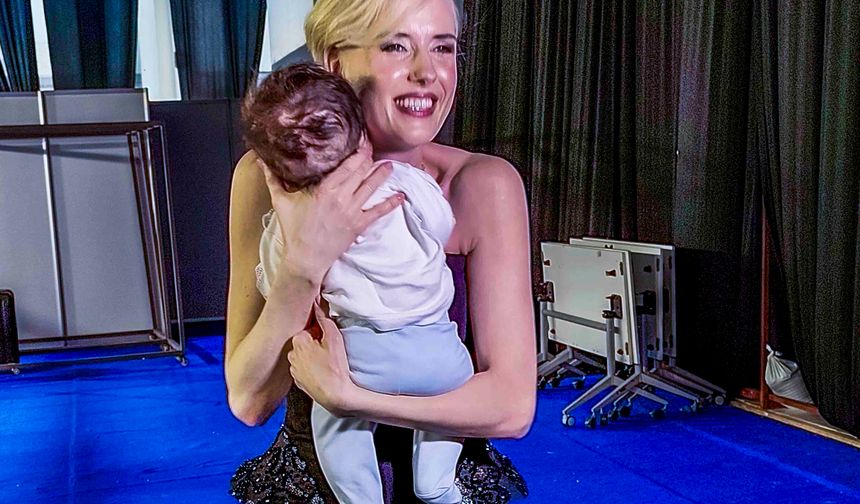 Wilma Elles kuliste bebeğini uyuttu