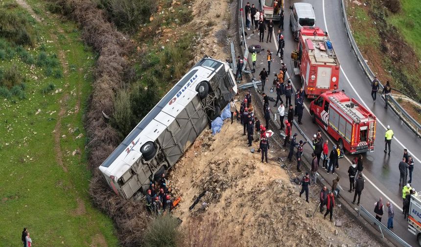 Yolcu otobüsü devrildi: 9 kişi hayatını kaybetti