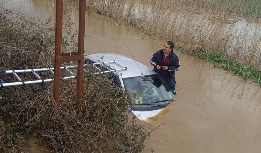 İzmir'de sağanak yağış paniği: Otomobil suların içinde kaldı...